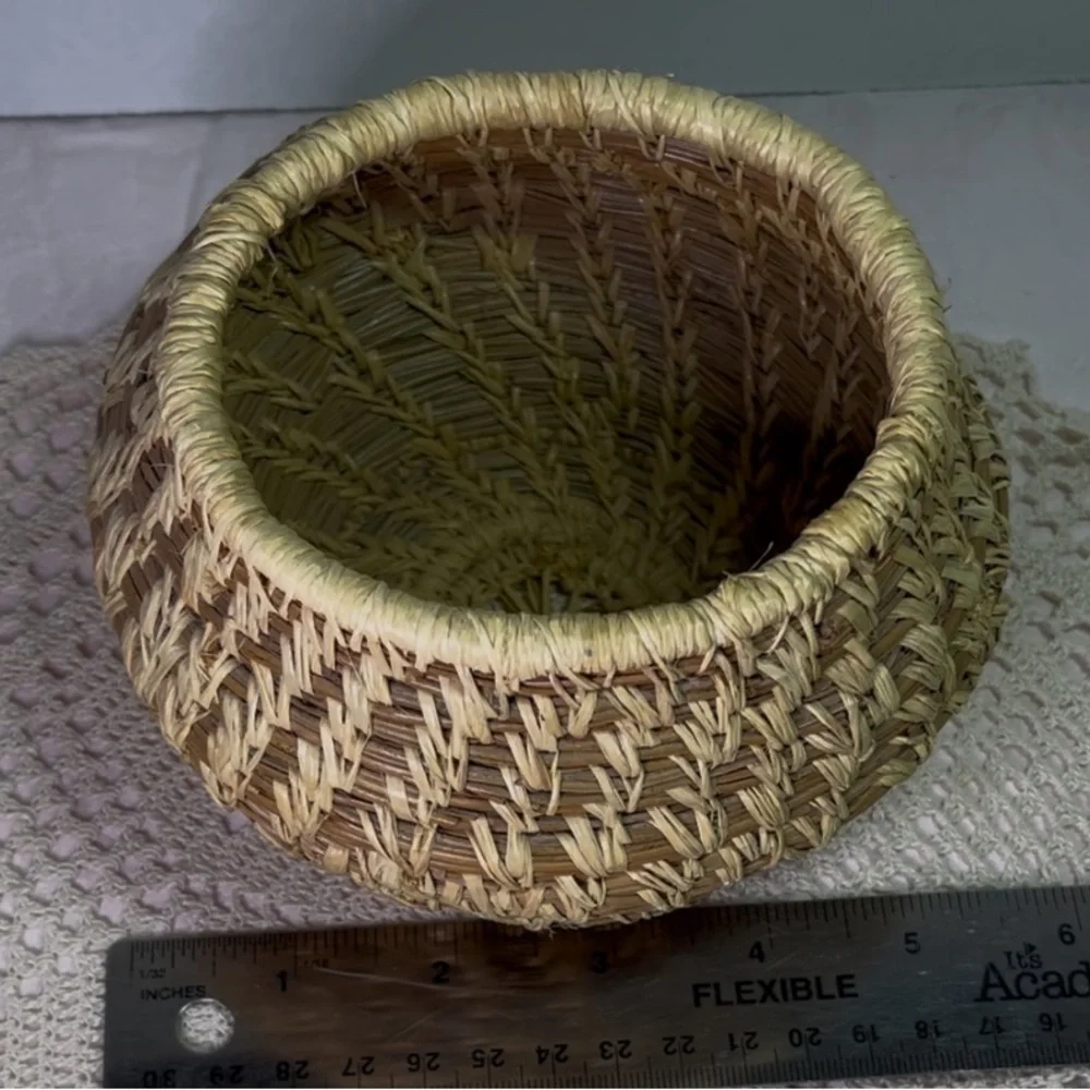 Papago Tohono O’odham Hand-Woven Basket Beargrass, Yucca & Devil’s Claw signed
